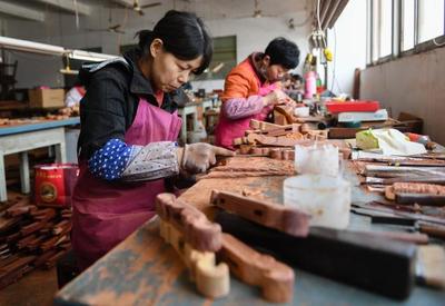 江苏光福镇:红木雕刻成产业